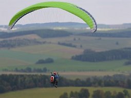 Gleitschirmflieger in Aktion